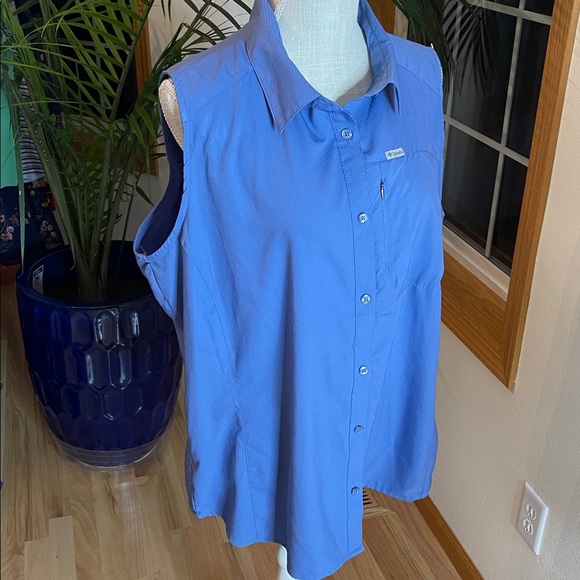 Columbia Women's Button Down Blue Shirt - Picture 8 of 8